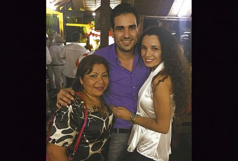 La exreina de belleza, Angélica Olavarría, con su mamá, Mercedes Vaca, y su prometido, Carlo Cabrera