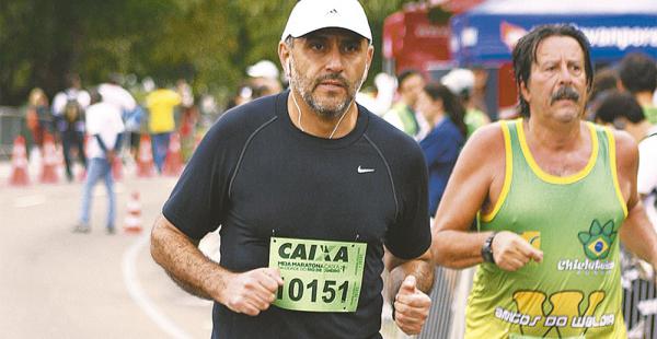 Alfonso Cortez (Izq.) en una carrera que se realizó en Río de Janeiro