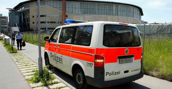 Un coche de policía deja el Hallenstadion después de una amenaza de bomba que fue recibida por la policía local durante el 65º Congreso de la FIFA en Zúrich