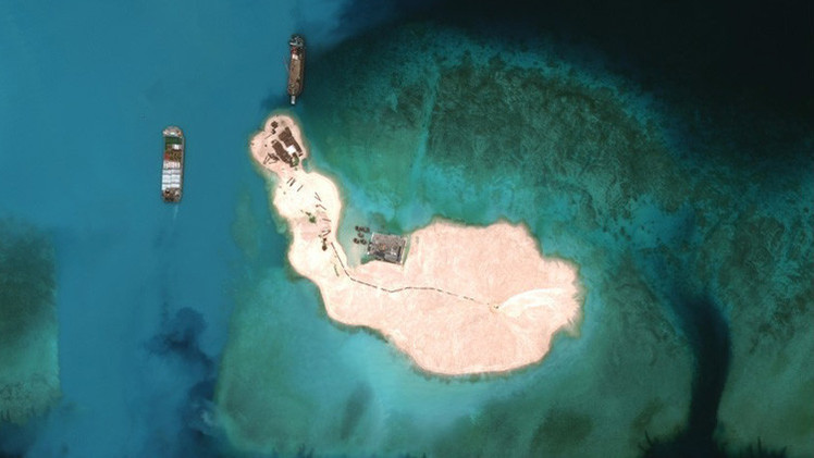 China despliega vehículos de artillería en una isla artificial  
