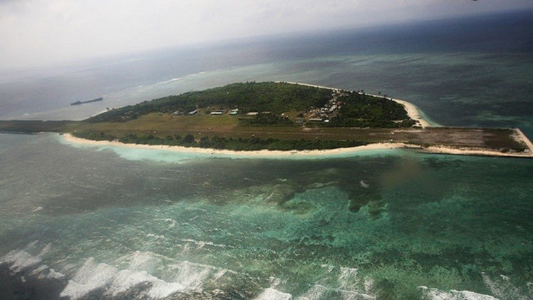 China despliega vehículos de artillería en una isla artificial  