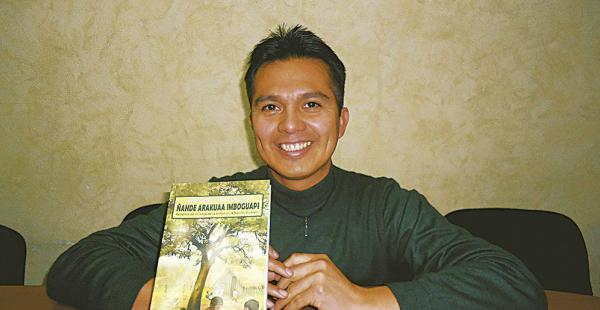 Elías Caurey con el libro que escribió junto a Elio Ortiz. Este es un valioso aporte para la nación guaraní
