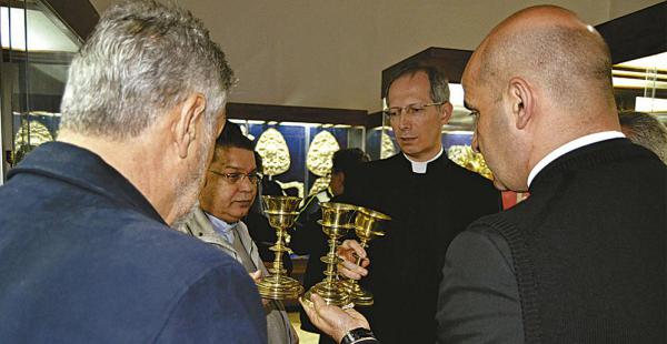 Monseñor Marini (segundo de la derecha) observa con detalle algunos cáliz en el museo catedralicio
