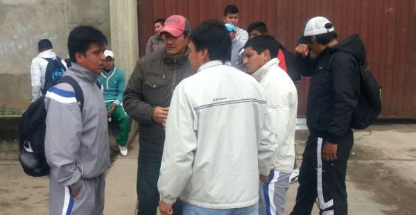 Maygua (de espalda) se despidió en los jugadores en la puerta del estadio Fabián Tintilay de Bermejo. Estuvo al mando del equipo durante el hexagonal del Nacional B