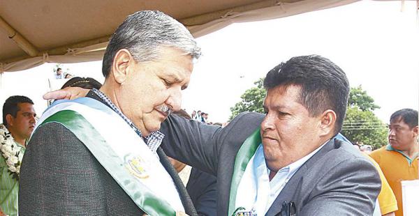 El titular del Concejo, Ronald Figueroa, impuso la banda a Morales