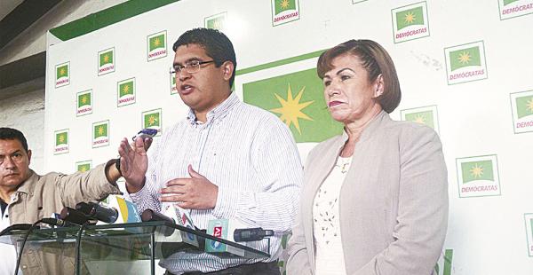 Vladimir Peña y la asambleísta departamental María Arias cuestionaron el accionar policial en contra de sus militantes