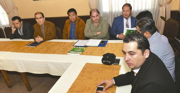 Fernando Humérez, titular de la Liga (izq.), fue el que dirigió la reunión de emergencia realizada en La Paz