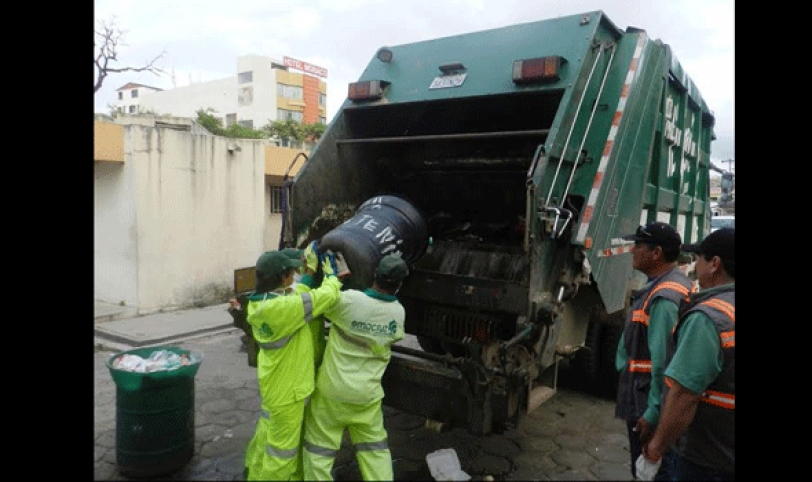 RECOJO. El recojo de basura se normalizó ayer tras llegar a un acuerdo la empresa Vega Solvi con sus trabajadores que pararon durante tres días. 