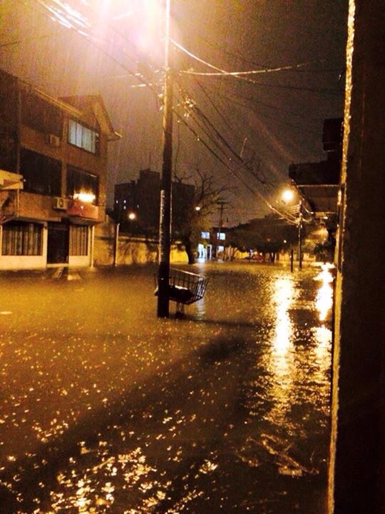 Santa Cruz otra vez se inunda por intensas lluvias eju.tv