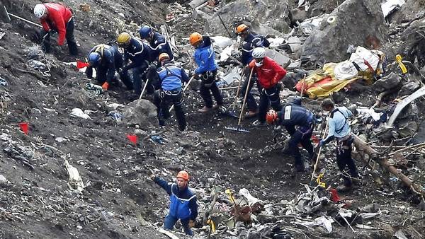Socorristas franceses buscan entre los restos del avión de Germanwings, estrellado en marzo, en los alpes franceses./AP