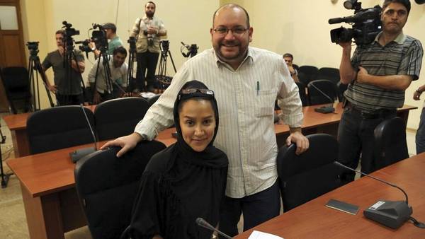 Imagen de archivo fechada el 10 de septiembre de 2013 que mustra al periodista irano-estadounidense del diario The Washington Post Jason Rezaian (der.) y a su mujer Yeganeh Salehi (izq.), durante una rueda de prensa en Teherán, Irán./EFE