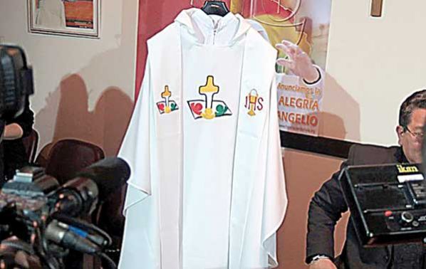 LA VESTIMENTA QUE LUCIRÁN LOS SACERDOTES BOLIVIANOS EN LA MISA PAPAL. EFE