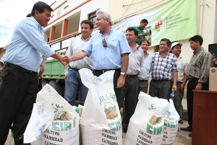 Productores de Postrervalle  reciben semillas 