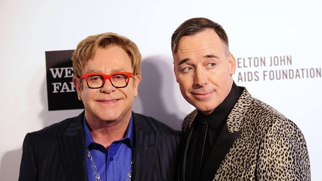 El esposo de Elton John y su entrenador, una relación sospechosa
