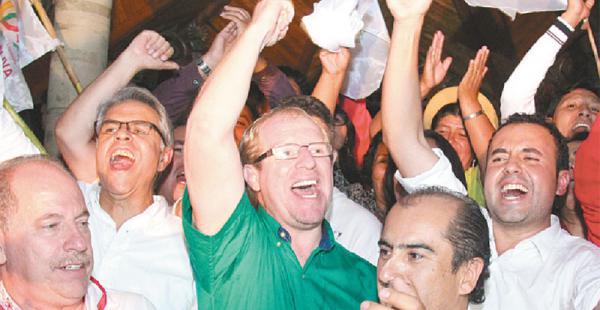 El gobernador de Tarija, Adrián Oliva, anunció que transparentará sus finanzas personales durante los próximos cinco años