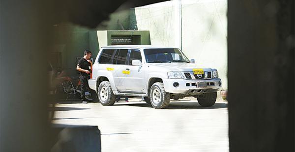 La vagoneta oficial que fue atacada por la Policía debía recoger a uno de los pilotos del presidente Evo Morales