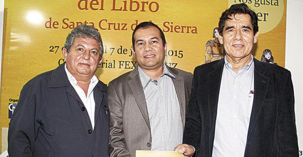 Edgar Lora, escritor;  Roberto Aguirre, autor del libro, y Arturo Vera, editor de la obra