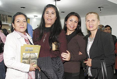 Rosario Paz Vega, Hortensia López Campos, Daniela Soria Galvarro y Elizabeth Vega Roca
