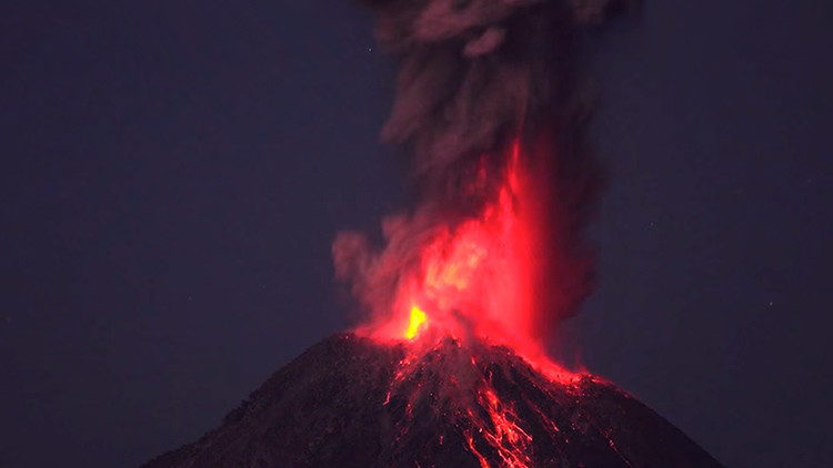 Video: Espectacular explosión nocturna del volcán Colima en México