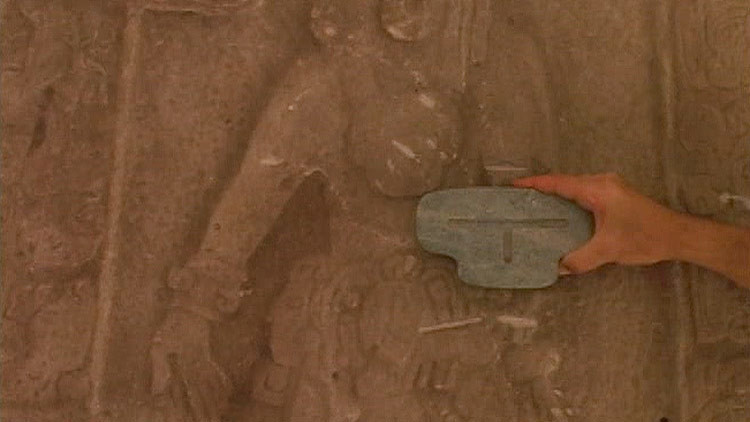 Hallan en Belice una pendiente de jade, tal vez la segunda más grande del mundo maya