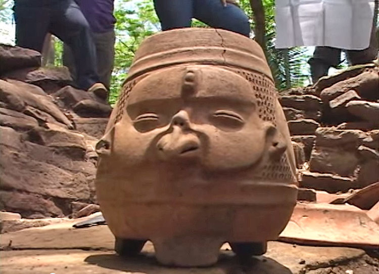 Hallan en Belice una pendiente de jade, tal vez la segunda más grande del mundo maya