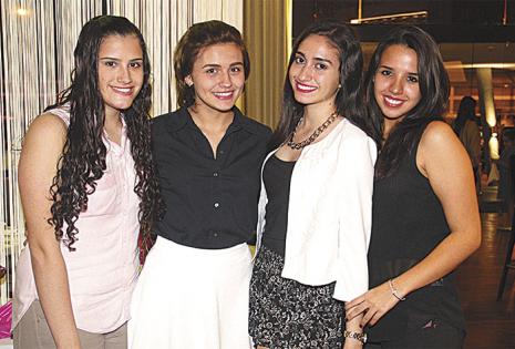 Natalia Justiniano, María Laura Frerking, Mariana Abastoflor y Cecilia Martínez. Un cuarteto de amigas a la espera de saborear la variedad de pastas