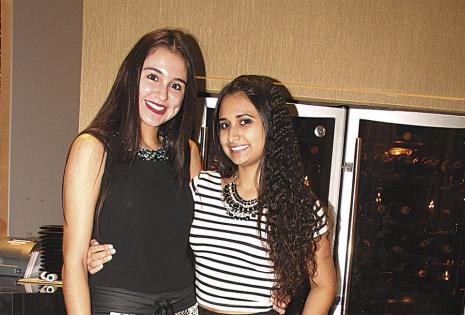Ana Sofía Hurtado y María Romina Bolívar, listas para pasar una noche amena junto a la cumpleañera
