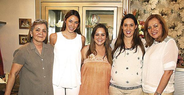 Martha Rek, Sofía Monasterio, Gretha Iriarte, Irene Monasterio y Tery Rek