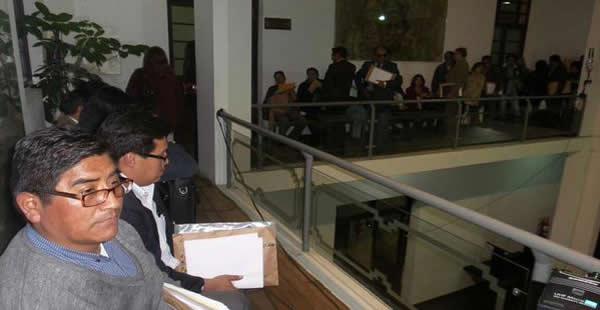 El presidente de la Cámara de Senadores fue el encargado de cerrar las puertas del Palacio de la Revolución para evitar el ingreso de más personas.