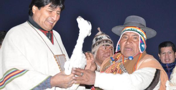 El presidente Evo Morales, la madrugada de este domingo, recibió los primeros rayos del sol en la celebración del Nuevo Año Andino Amazónico 5.523