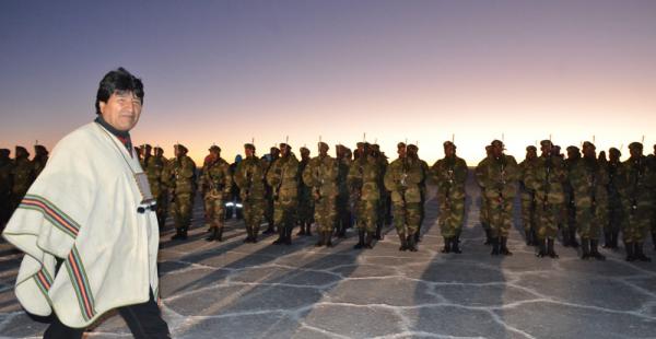 El presidente Evo Morales, la madrugada de este domingo, recibió los primeros rayos del sol en la celebración del Nuevo Año Andino Amazónico 5.523