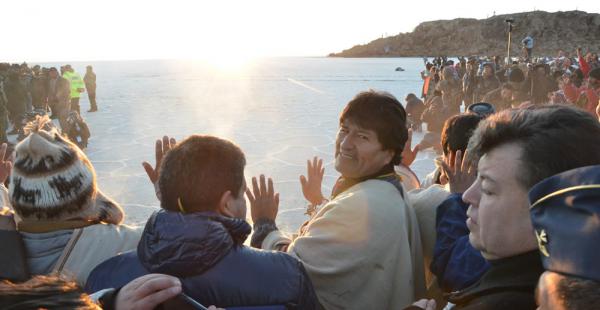 El presidente Evo Morales, la madrugada de este domingo, recibió los primeros rayos del sol en la celebración del Nuevo Año Andino Amazónico 5.523