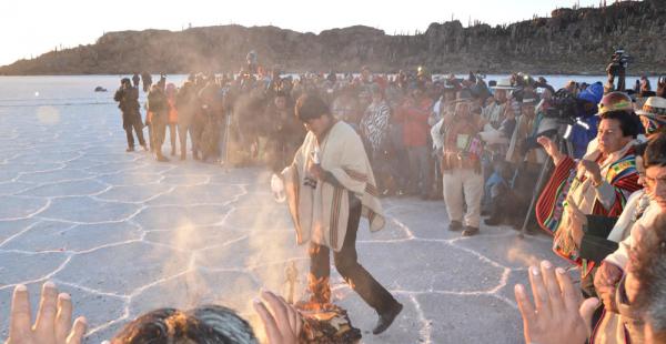 El presidente Evo Morales, la madrugada de este domingo, recibió los primeros rayos del sol en la celebración del Nuevo Año Andino Amazónico 5.523