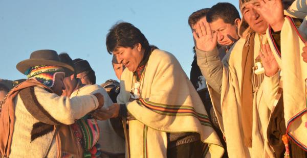 El presidente Evo Morales, la madrugada de este domingo, recibió los primeros rayos del sol en la celebración del Nuevo Año Andino Amazónico 5.523