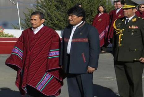Todo el equipo peruano llegó uniformado con ponchos rojos y el mandatario boliviano bromeó señalando que los atuendos eran confeccionados en China.