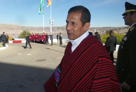 Humala llegó en la víspera a Puno, lugar de la cita y vistió un poncho rojo.