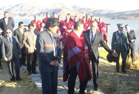 Ollanta le regaló una camiseta a Evo y el presidente boliviano deseo un empate en la Copa América.