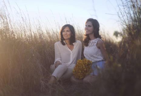 SU REFERENTE.  XIOMARA CON SU MADRE, LORENA VIEIRA, EN SESIÓN  DE FOTOS