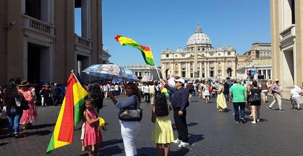 Decenas de compatriotas estuvieron presentes en la misa que el papa celebró en la plaza de San Pedro.