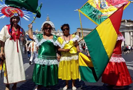 Bolivianos llegaron hasta la plaza principal del Vaticano con banderas y mensajes de aprecio para el papa. (Foto de Don Ariel).