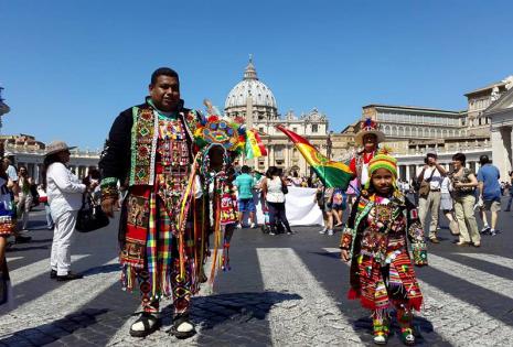La danza también estuvo presente en el emotivo encuentro de bolivianos con Francisco. (Foto de Domn Ariel).