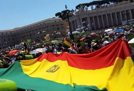 Una gran bandera anticipó el viaje que Francisco tendrá al país. (Foto de Don Ariel).