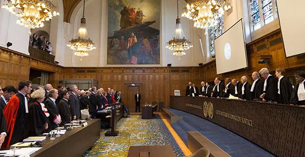 El vocero de la causa marítima y el tribuno de La Haya participarán de un encuentro de abogados; La mandataria chilena arribará para la Cumbre de la Alianza del Pacífico.