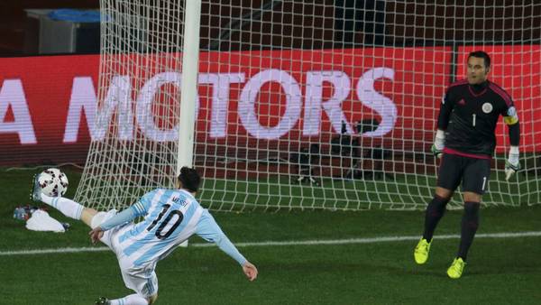 Messi se esfuerza en una de las situaciones que tuvo pero no la pudo aprovechar. (Reuter)