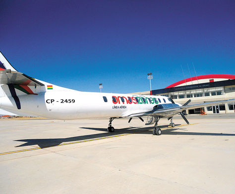 Oruro. Una aeronave   de Amaszonas en la pista del aeropuerto orureño. Al frente se ve la terminal de pasajeros.