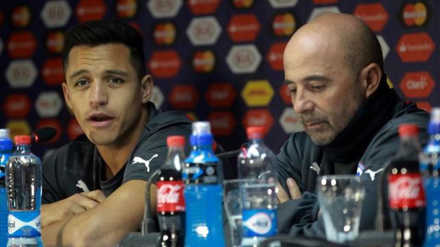 El jugador del Arsenal de Inglaterra estuvo presente en la conferencia de prensa junto a su entrenador Jorge Sampaoli. Foto: Rolando Villegas