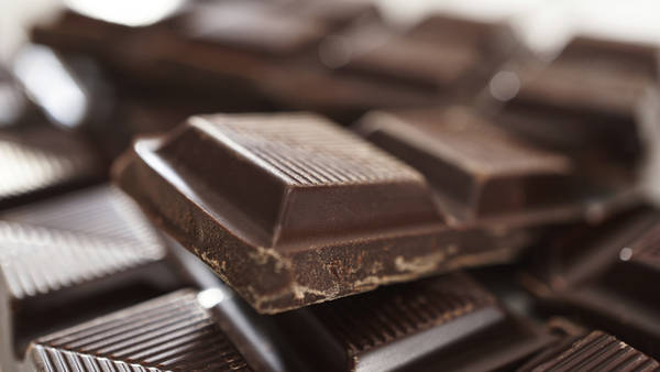 El consumo de hasta 100 gramos diarios de chocolate está relacionado con un menor riesgo cardiovascular.