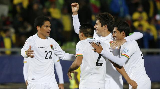 Raldes (centro) celebrando junto a sus compañeros el primer gol ante Ecuador. Foto: Reuters