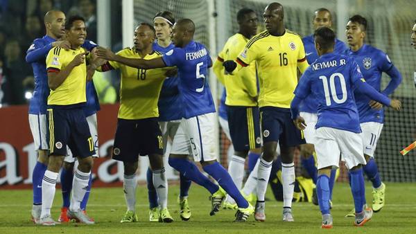Con el partido ya finalizado, Neymar se fue expulsado por agredir a un rival. (EFE)