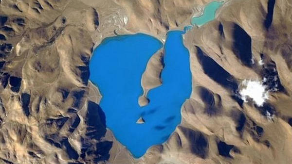 El increíble azul del lago Cuowomo visto desde el espacio en la foto del astronauta Scott Kelly.